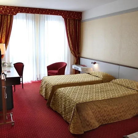 Maxim Hotell 4*