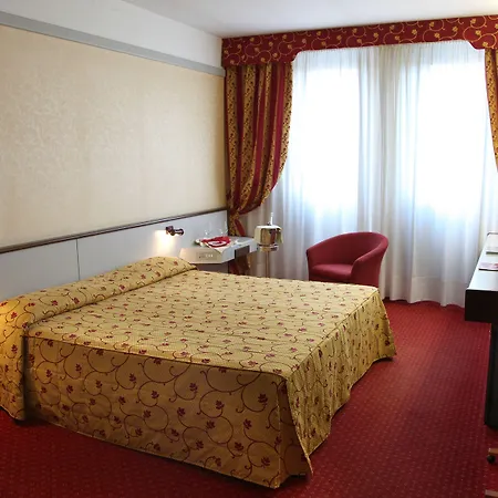 Maxim Hotel 4*